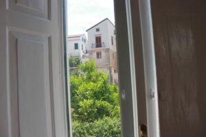 vista laterale camera da letto matrimoniale esterna