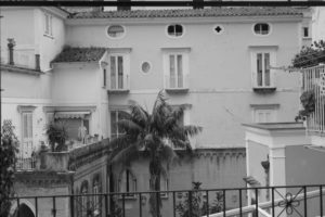 vista frontale terrazzino esterno b/n